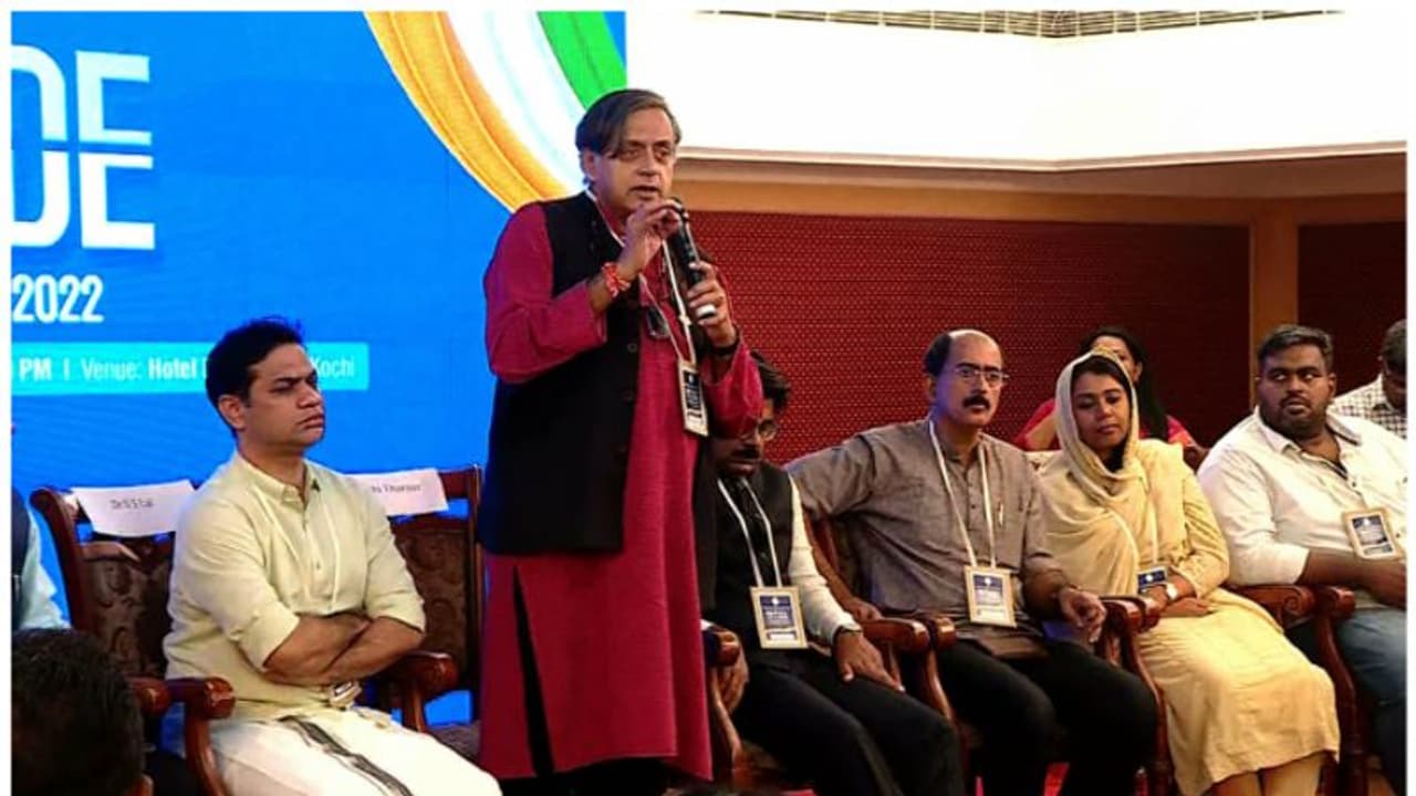 രാഷ്ട്രീയത്തിൽ പ്രൊഫഷണലുകളെ ആവശ്യമുള്ള കാലം, ചുവപ്പുനാട അഴിക്കണം ശശി തരൂർ