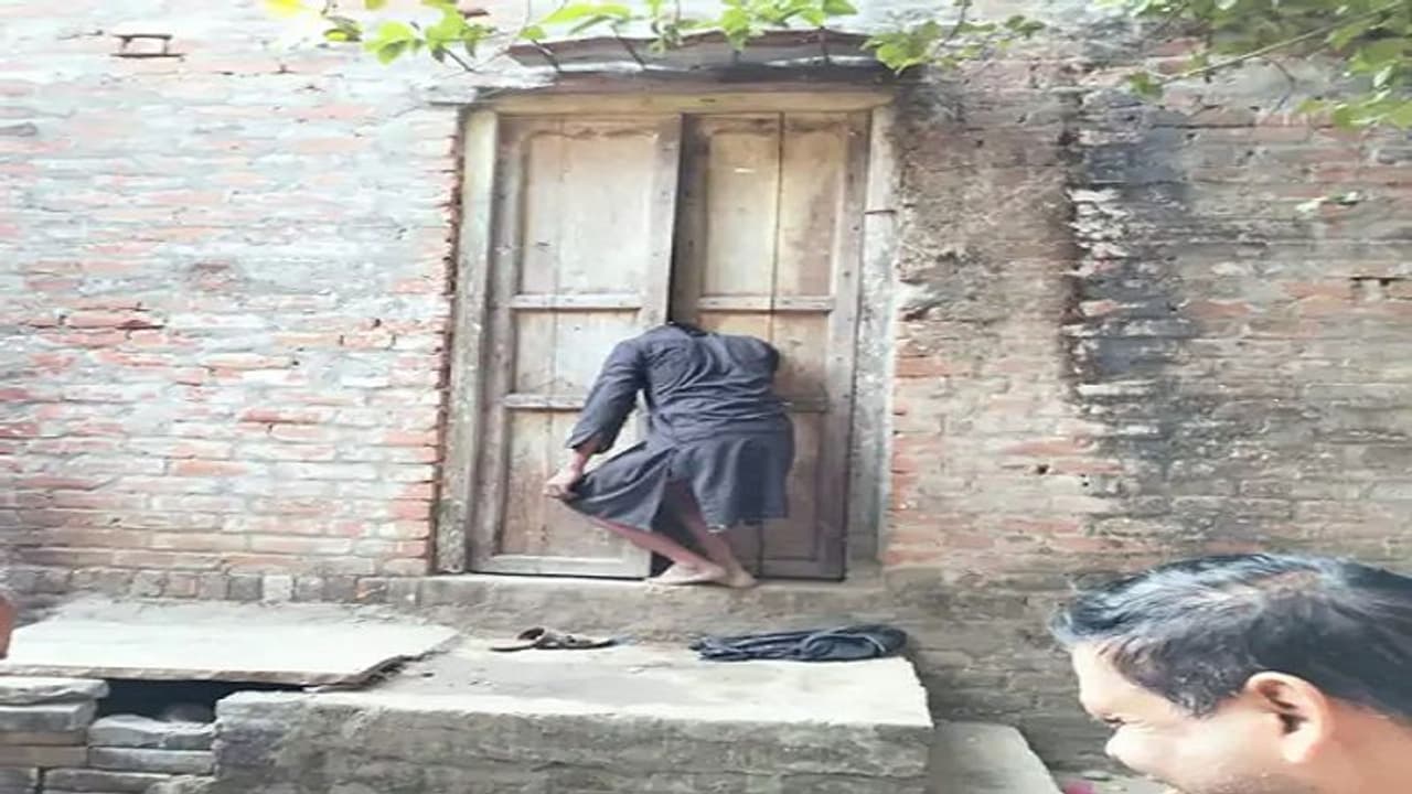 वाराणसी: चोर की ऐसी दर्दनाक मौत देख कांप जाएंगे आप, पूरी रात दरवाजे में फंसी रही गर्दन, तड़प तड़प कर निकली जान वाराणसी: चोर की ऐसी दर्दनाक मौत देख कांप जाएंगे आप, पूरी रात दरवाजे में फंसी रही गर्दन, तड़प तड़प कर निकली जान