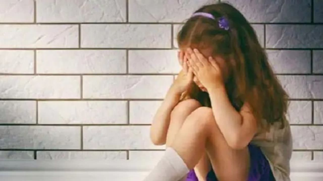 बाजार में दो साल की मासूम बच्ची को छोड़कर भागा कपल, सीसीटीवी में कैद हुआ मामला, ये शख्स बना फ़रिश्ता बाजार में दो साल की मासूम बच्ची को छोड़कर भागा कपल, सीसीटीवी में कैद हुआ मामला, ये शख्स बना फ़रिश्ता