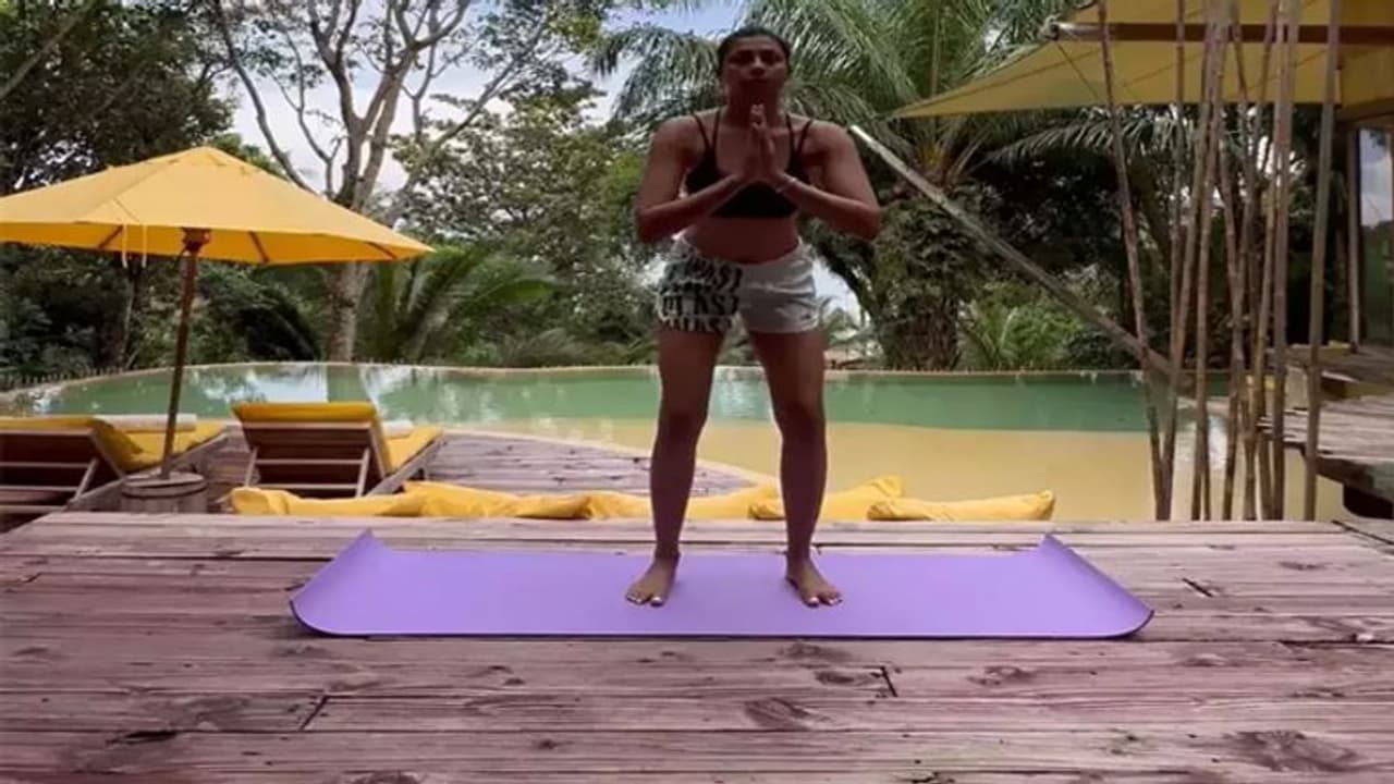 ट्रेवलिंग के दौरान खुद को कैसे फिट रखते है सेलिब्रिटी, जानें उनकी इंस्ट्रक्टर अंशुका से बेहतरीन टिप्स ट्रेवलिंग के दौरान खुद को कैसे फिट रखते है सेलिब्रिटी, जानें उनकी इंस्ट्रक्टर अंशुका से बेहतरीन टिप्स