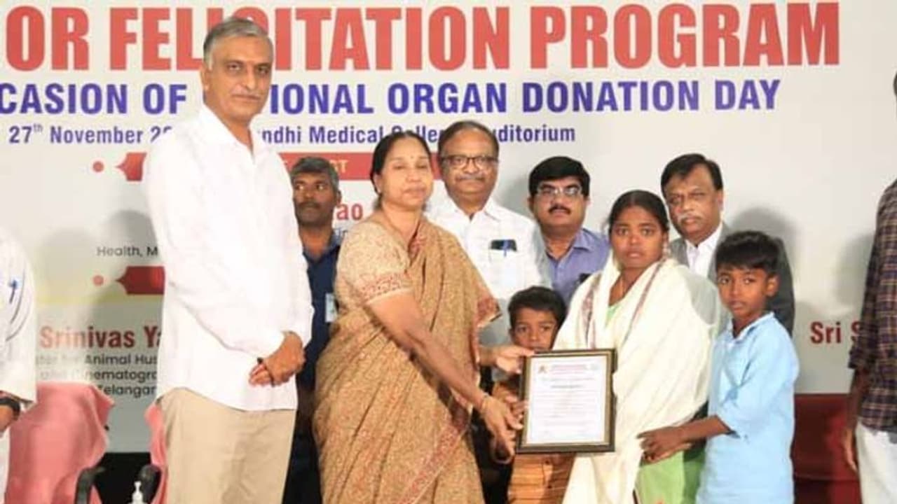 అవయవదానంలో దేశానికే తెలంగాణ ఆదర్శం: ఆర్గాన్ డోనర్స్ను సన్మానించిన మంత్రి హరీష్ రావు అవయవదానంలో దేశానికే తెలంగాణ ఆదర్శం: ఆర్గాన్ డోనర్స్ను సన్మానించిన మంత్రి హరీష్ రావు