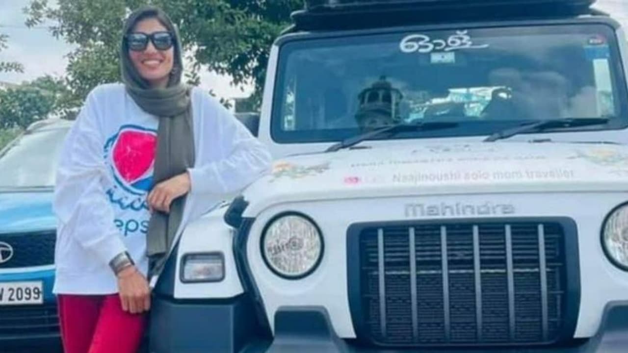 FIFA World Cup: एसयूवी लेकर केरल से कतर पहुंची 5 बच्चों की मां, अरब के प्लेयर्स को गिफ्ट होगी 12 करोड़ की कार FIFA World Cup: एसयूवी लेकर केरल से कतर पहुंची 5 बच्चों की मां, अरब के प्लेयर्स को गिफ्ट होगी 12 करोड़ की कार