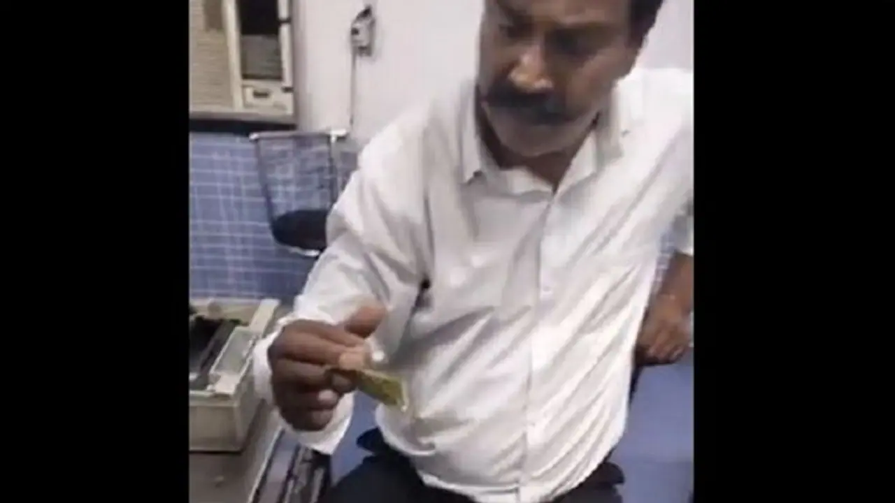 Viral Video: ರೈಲ್ವೆ ಪ್ರಯಾಣಿಕರೇ ಎಚ್ಚರ: 500 ರೂ. ನೋಟು ಎತ್ತಿಕೊಂಡು 20 ರೂ. ನೋಟನ್ನಾಗಿ ಮಾಡಿದ ನೌಕರ..! Viral Video: ರೈಲ್ವೆ ಪ್ರಯಾಣಿಕರೇ ಎಚ್ಚರ: 500 ರೂ. ನೋಟು ಎತ್ತಿಕೊಂಡು 20 ರೂ. ನೋಟನ್ನಾಗಿ ಮಾಡಿದ ನೌಕರ..!