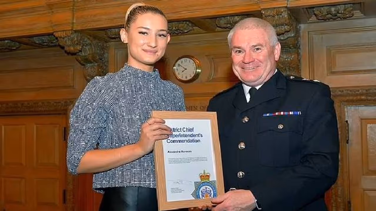 കത്തിയുമായി അക്രമകാരി, കത്തി പിടിച്ചെടുത്ത് ഓടി രക്ഷപ്പെട്ട് 15 കാരി, ധീരതയ്ക്ക് അവാർഡും കത്തിയുമായി അക്രമകാരി, കത്തി പിടിച്ചെടുത്ത് ഓടി രക്ഷപ്പെട്ട് 15 കാരി, ധീരതയ്ക്ക് അവാർഡും