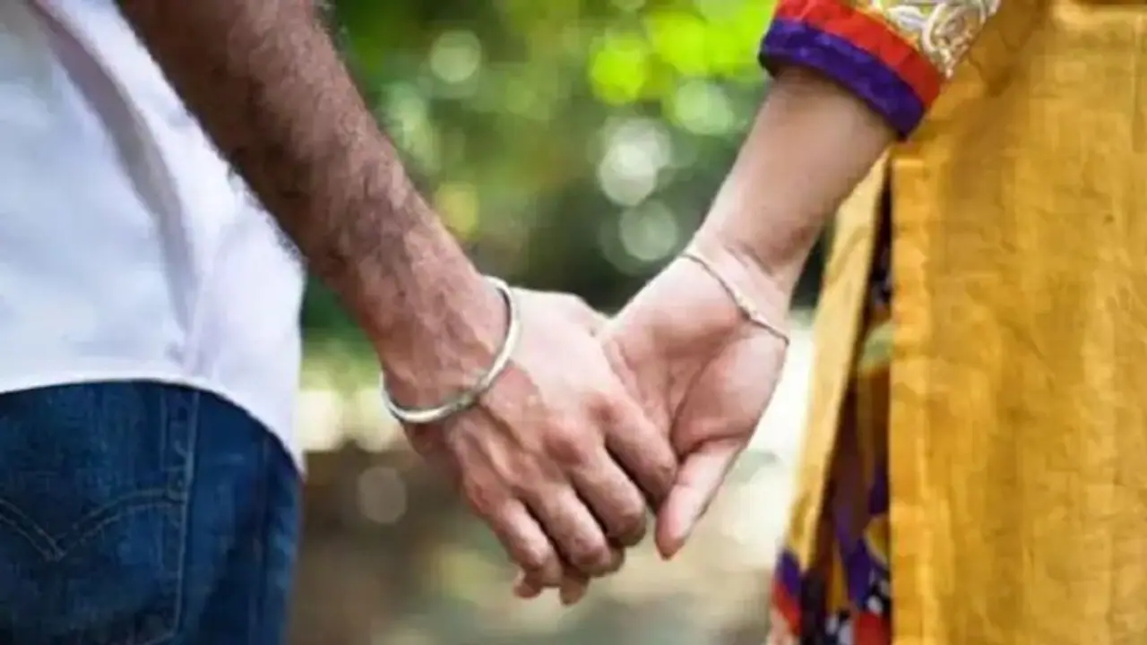 തൊടുപുഴയില് പിഞ്ചുമകളെ ഉപേക്ഷിച്ച് കാമുകനൊപ്പം മുങ്ങി അമ്മ; യുവതിയും യുവാവും അറസ്റ്റില് തൊടുപുഴയില് പിഞ്ചുമകളെ ഉപേക്ഷിച്ച് കാമുകനൊപ്പം മുങ്ങി അമ്മ; യുവതിയും യുവാവും അറസ്റ്റില്