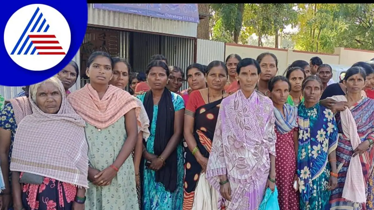 ಅಕ್ರಮ ಮದ್ಯ ಮಾರಾಟ ತಡೆಯಲು ಚಿತ್ರದುರ್ಗ ಜಿಲ್ಲಾಧಿಕಾರಿಗೆ ಮಹಿಳೆಯರ ಮೊರೆ ಅಕ್ರಮ ಮದ್ಯ ಮಾರಾಟ ತಡೆಯಲು ಚಿತ್ರದುರ್ಗ ಜಿಲ್ಲಾಧಿಕಾರಿಗೆ ಮಹಿಳೆಯರ ಮೊರೆ