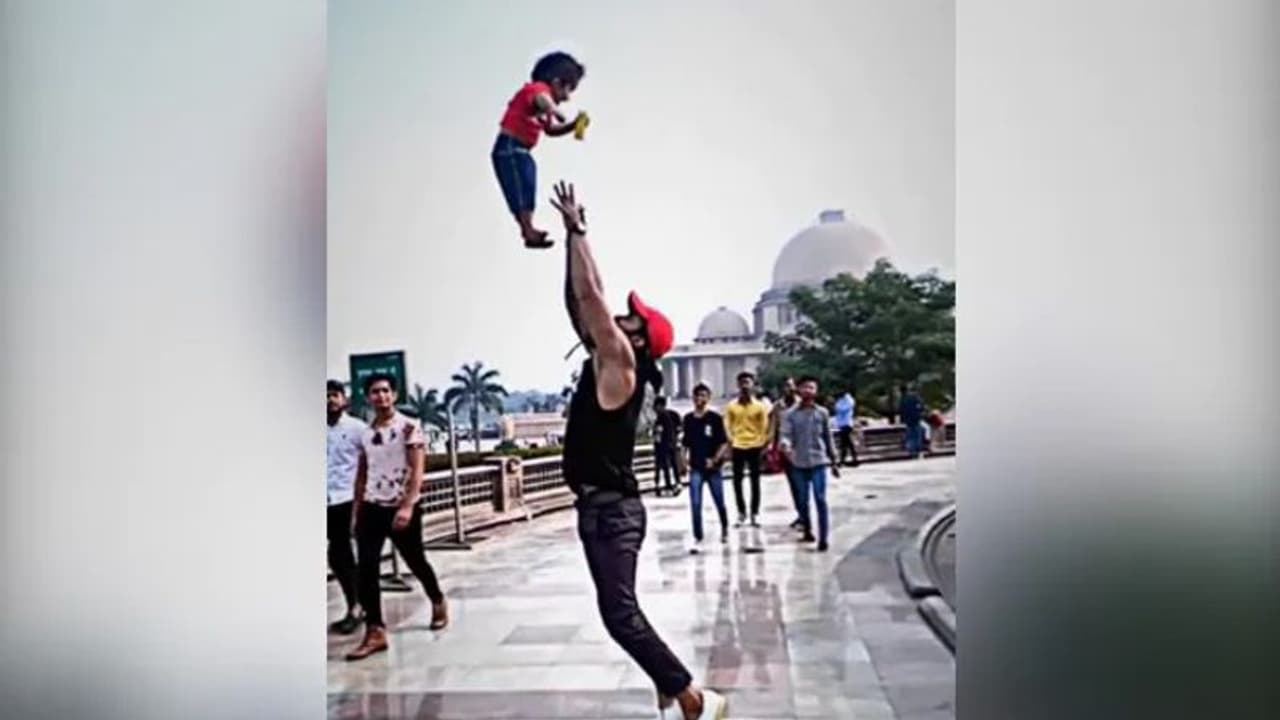 കുഞ്ഞിനെയും കൊണ്ട് അമ്പരപ്പിക്കുന്ന അഭ്യാസം നടത്തി അച്ഛൻ; വീഡിയോ വിവാദമാകുന്നു കുഞ്ഞിനെയും കൊണ്ട് അമ്പരപ്പിക്കുന്ന അഭ്യാസം നടത്തി അച്ഛൻ; വീഡിയോ വിവാദമാകുന്നു