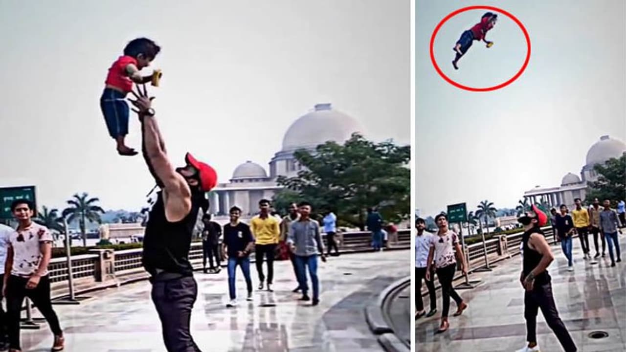 नन्हे बच्चे के साथ पिता ने किया ऐसा स्टंट, सोशल मीडिया पर गाली दे रहे लोग नन्हे बच्चे के साथ पिता ने किया ऐसा स्टंट, सोशल मीडिया पर गाली दे रहे लोग