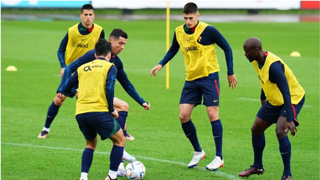 പെനാൽറ്റി വിവാദം അടങ്ങിയപ്പോൾ പോർച്ചുഗലിന് അടുത്ത തിരിച്ചടി; സൂപ്പർ താരത്തിന് പരിക്ക്, മത്സരങ്ങൾ നഷ്ടമാകും പെനാൽറ്റി വിവാദം അടങ്ങിയപ്പോൾ പോർച്ചുഗലിന് അടുത്ത തിരിച്ചടി; സൂപ്പർ താരത്തിന് പരിക്ക്, മത്സരങ്ങൾ നഷ്ടമാകും