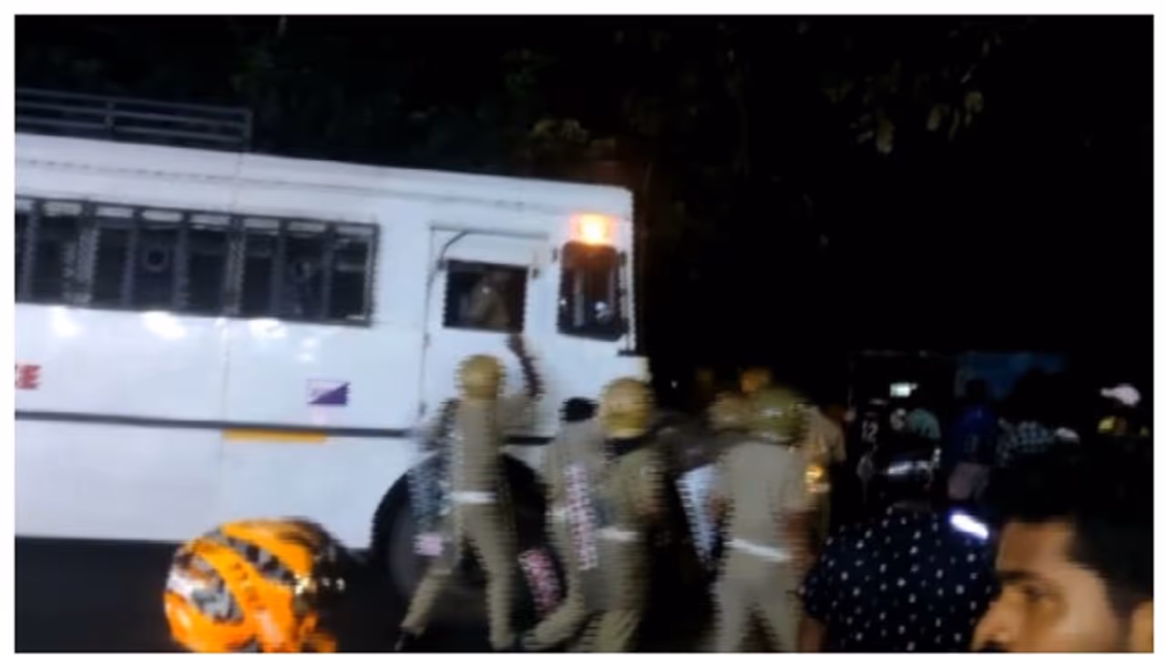 വിഴിഞ്ഞത്ത് സംഘര്ഷാവസ്ഥ: സ്റ്റേഷന് മുന്നില് തടിച്ചുകൂടി സമരസമിതി, 2 പൊലീസ് ജീപ്പ് മറിച്ചിട്ടു വിഴിഞ്ഞത്ത് സംഘര്ഷാവസ്ഥ: സ്റ്റേഷന് മുന്നില് തടിച്ചുകൂടി സമരസമിതി, 2 പൊലീസ് ജീപ്പ് മറിച്ചിട്ടു