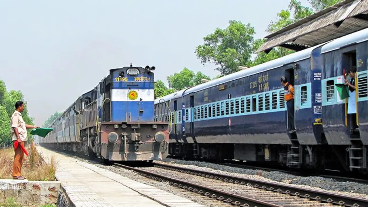 ಮಿಸ್ಸಾಯ್ತು ರೈಲು, ದುಡ್ಡಿಲ್ಲ, ಫೋನಿಲ್ಲ, 300 ಕಿ.ಮೀ ನಡೆದುಕೊಂಡೇ ಮನೆ ಸೇರಿದ!