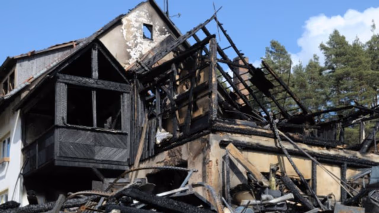 വീഡിയോ കോള്‍ എടുത്തത് ബന്ധുവായ സ്ത്രീ, യുവാവിന്‍റെ വീടിന് തീയിട്ട് കാമുകി; വീട് പണിയാന്‍ സഹായം തേടി യുവാവ്