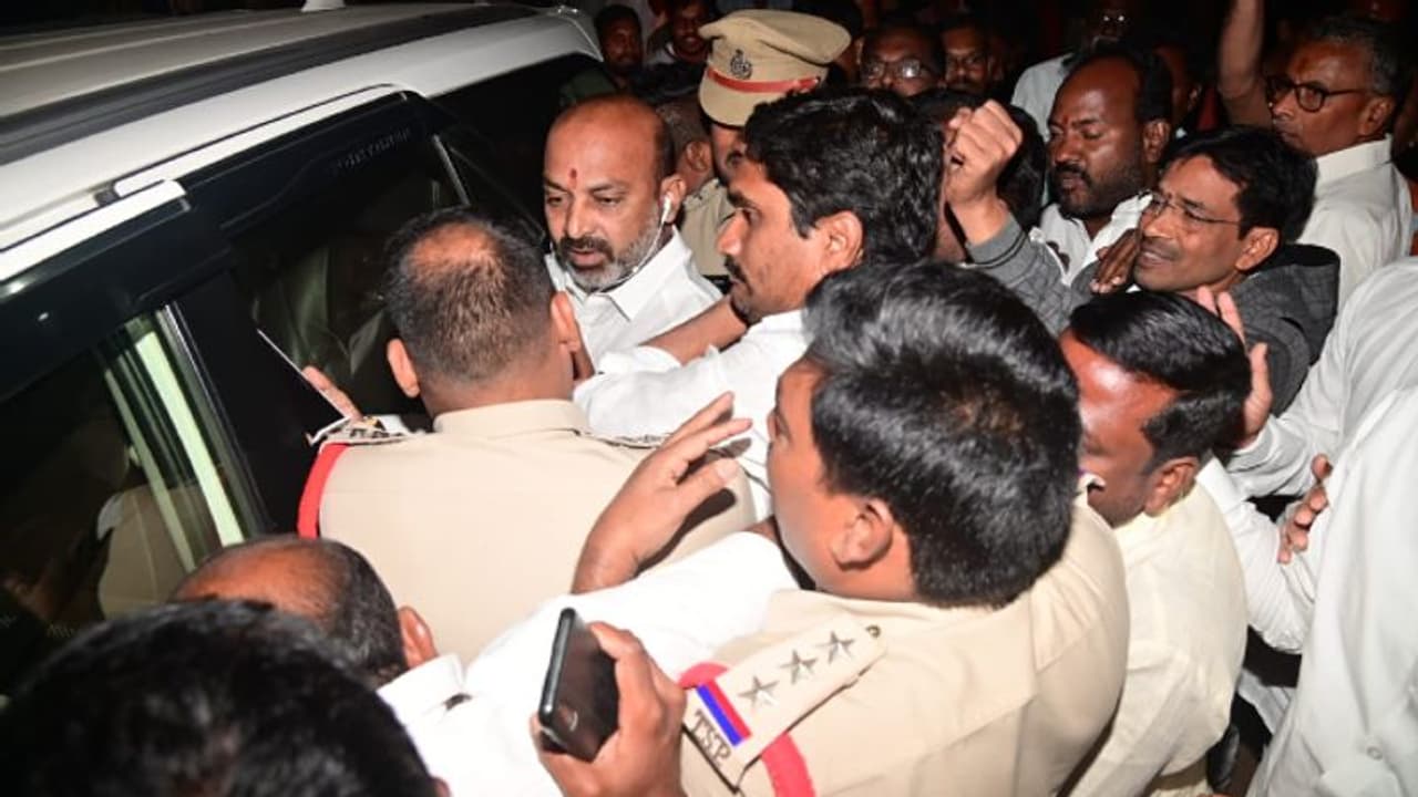 బండి సంజయ్ పాదయాత్రకు అనుమతి నిరాకరణ.. హైకోర్టును ఆశ్రయించిన బీజేపీ.. 