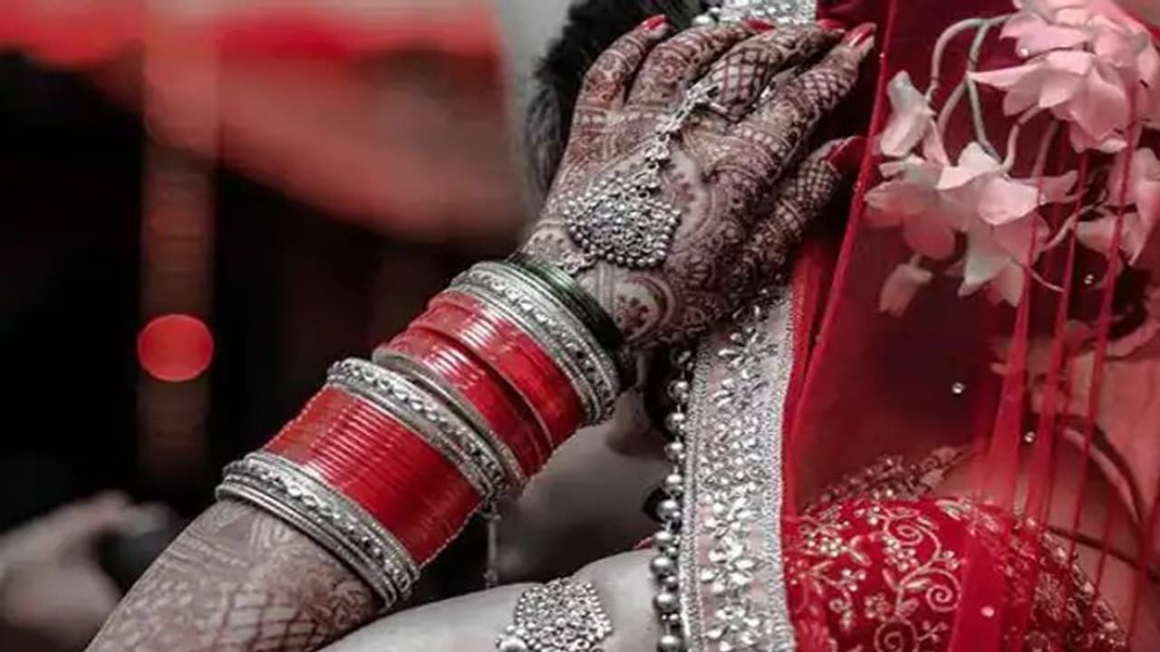 वरमाला के बाद दूल्हे ने किया दोस्तों संग ऐसा काम की दुल्हन ने सरेआम लगा दी फटकार, कर दिया शादी से इनकार वरमाला के बाद दूल्हे ने किया दोस्तों संग ऐसा काम की दुल्हन ने सरेआम लगा दी फटकार, कर दिया शादी से इनकार