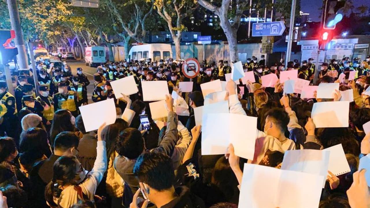 China Lockdown Protest: சீன அதிபர் ஜி ஜின்பிங் பதவி விலகு! கடும் கொரோனா கட்டுப்பாடுகள்! மக்கள் கொந்தளிப்பு ! 