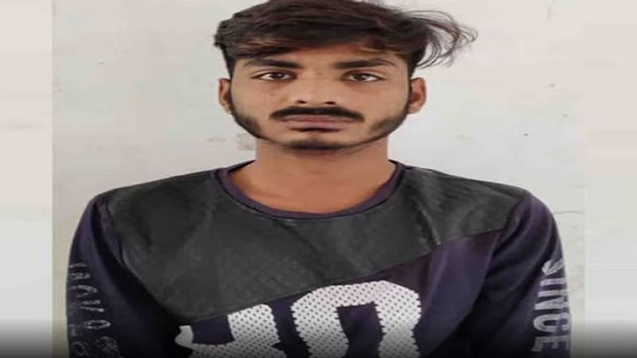 'बेटी को घर से ले जाकर करूंगा 36 टुकड़े' धमकी के बाद नाबालिग छात्रा ने छोड़ा स्कूल 'बेटी को घर से ले जाकर करूंगा 36 टुकड़े' धमकी के बाद नाबालिग छात्रा ने छोड़ा स्कूल