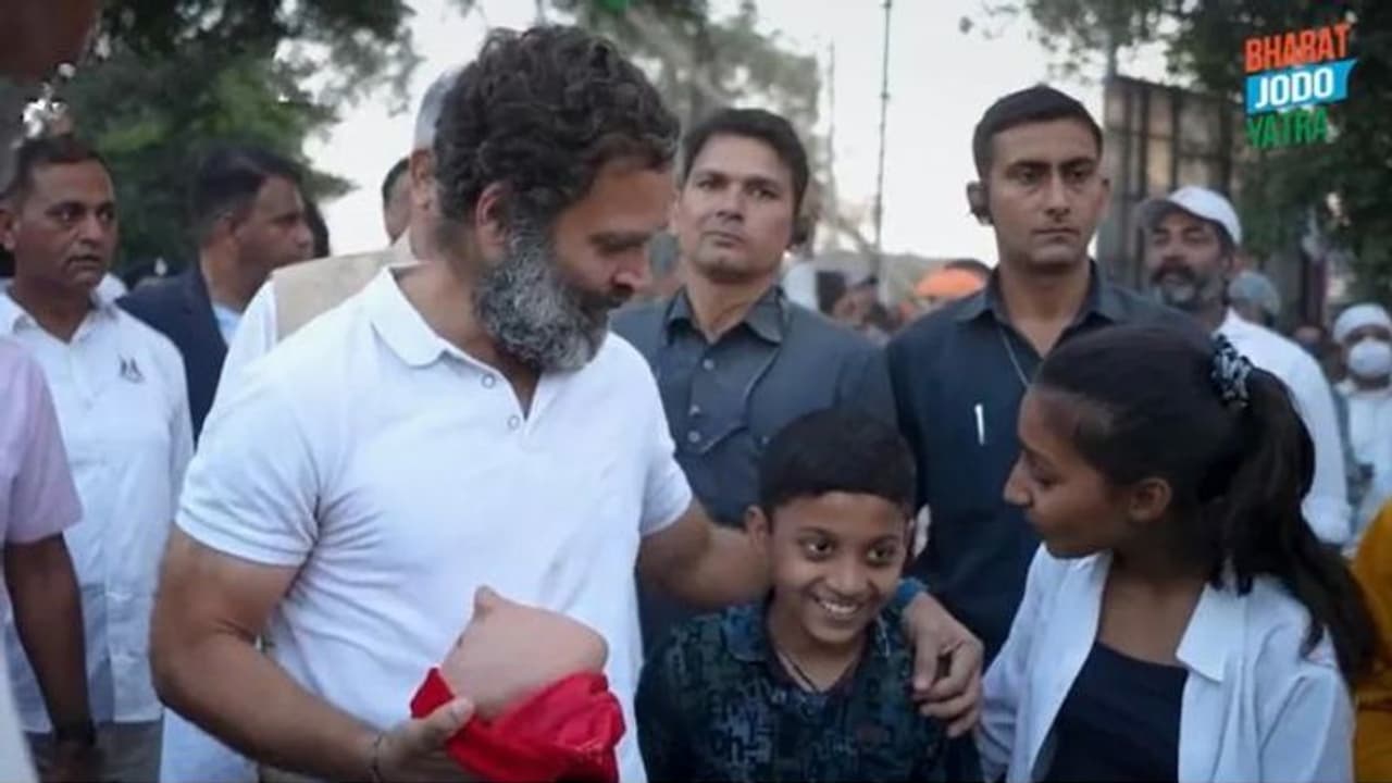 కాంగ్రెస్ పార్టీ మాజీ అధినేత మనసు దోచుకున్న చిన్నారి.. థ్యాంకు చెప్పిన రాహుల్ .. ఇంతకీ ఏం జరిగిందంటే..? కాంగ్రెస్ పార్టీ మాజీ అధినేత మనసు దోచుకున్న చిన్నారి.. థ్యాంకు చెప్పిన రాహుల్ .. ఇంతకీ ఏం జరిగిందంటే..?