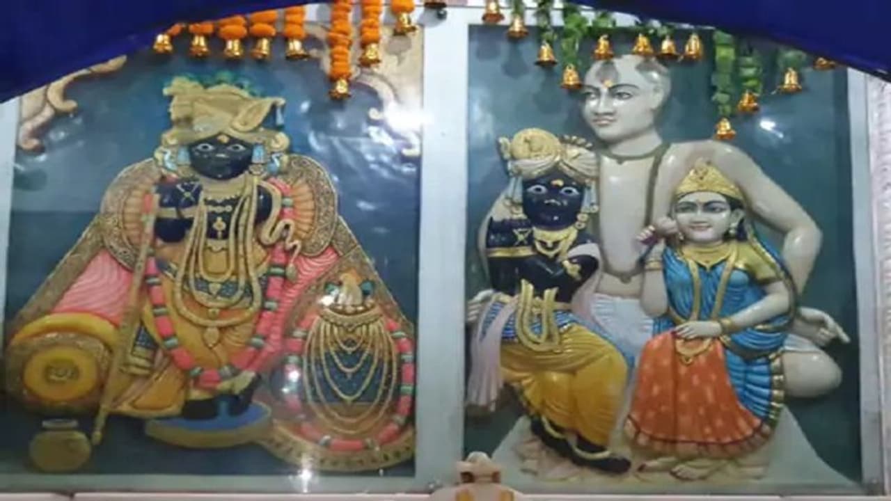 मथुरा: बांके बिहारी को जन्मदिन पर पहनाई गई लाखों की पोशाक, अमेरिकी भक्त ने भेजी 251 डॉलर की माला मथुरा: बांके बिहारी को जन्मदिन पर पहनाई गई लाखों की पोशाक, अमेरिकी भक्त ने भेजी 251 डॉलर की माला