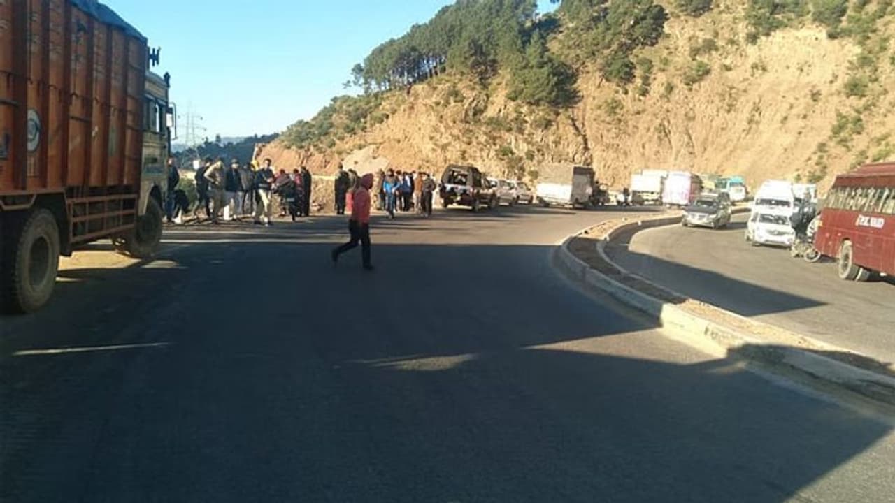  जम्मू श्रीनगर NH पर फिसलकर 700 फीट गहरी खाई में गिरी कार, इस्लामिक स्कॉलर और उसकी फैमिली के 4 लोगों की मौत