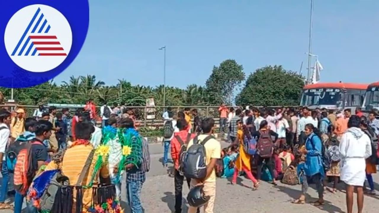 ಒಂದು ಕಡೆ ಬಸ್ ಇಲ್ಲ, ಇನ್ನೊಂದು ಕಡೆ ಕಟ್ಟಡ ಇಲ್ಲ; ಬೀದಿಗೆ ಬಂದ ವಿದ್ಯಾರ್ಥಿಗಳು! ಒಂದು ಕಡೆ ಬಸ್ ಇಲ್ಲ, ಇನ್ನೊಂದು ಕಡೆ ಕಟ್ಟಡ ಇಲ್ಲ; ಬೀದಿಗೆ ಬಂದ ವಿದ್ಯಾರ್ಥಿಗಳು!