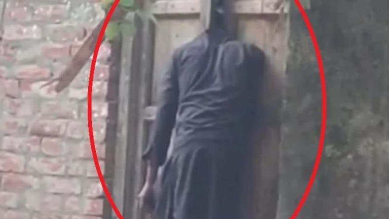 ఎరక్కపోయి ఇరుక్కుపోయాడు.. రాత్రంత ఉక్కిరిబిక్కిరి.. తెల్లవారే సరికి .. ఎరక్కపోయి ఇరుక్కుపోయాడు.. రాత్రంత ఉక్కిరిబిక్కిరి.. తెల్లవారే సరికి ..