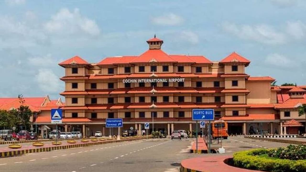 വിമാനം കയറുന്നതിനിടെ മഴ നനഞ്ഞ് പനി പിടിച്ചു, യാത്രക്കാരന് സിയാല്‍ നഷ്ടപരിഹാരം നല്‍കണമെന്ന് ഉത്തരവ്