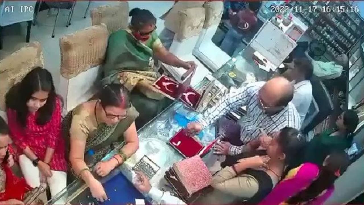 20 ಸೆಕೆಂಡ್ನಲ್ಲಿ 10 ಲಕ್ಷ ರೂ. ಮೌಲ್ಯದ ಆಭರಣ ಎಗರಿಸಿದ ಚಾಲಾಕಿ ಮಹಿಳೆ: ಸಿಸಿ ಕ್ಯಾಮೆರಾದಲ್ಲಿ ಸೆರೆ..! 20 ಸೆಕೆಂಡ್ನಲ್ಲಿ 10 ಲಕ್ಷ ರೂ. ಮೌಲ್ಯದ ಆಭರಣ ಎಗರಿಸಿದ ಚಾಲಾಕಿ ಮಹಿಳೆ: ಸಿಸಿ ಕ್ಯಾಮೆರಾದಲ್ಲಿ ಸೆರೆ..!