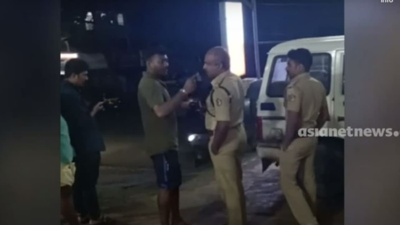 ഡോക്ടറെ ആക്രമിച്ച കേസിൽ ജാമ്യത്തിലിറങ്ങിയ സൈനികൻ, വീട്ടമ്മയെയും അമ്മയെയും ആക്രമിച്ച കേസിൽ അറസ്റ്റിൽ ഡോക്ടറെ ആക്രമിച്ച കേസിൽ ജാമ്യത്തിലിറങ്ങിയ സൈനികൻ, വീട്ടമ്മയെയും അമ്മയെയും ആക്രമിച്ച കേസിൽ അറസ്റ്റിൽ