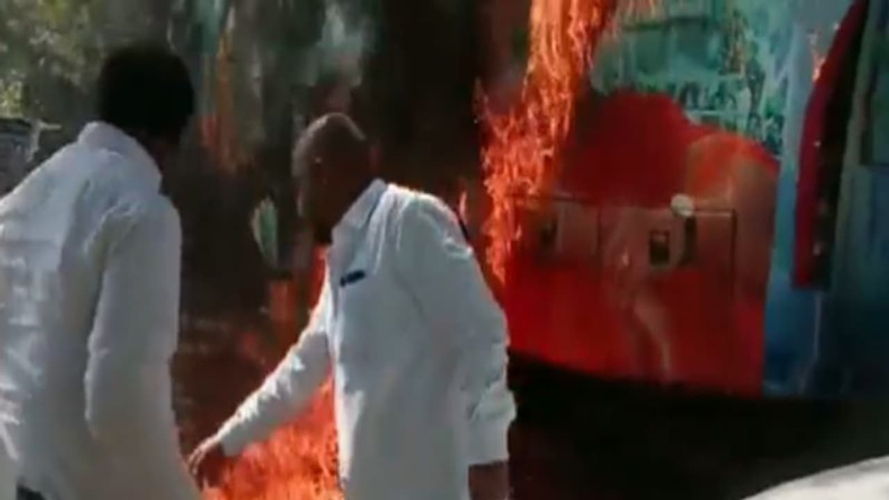 వైఎస్ షర్మిల పాదయాత్రలో ఉద్రిక్తత.. బస్సుపై కిరోసిన్ పోసి కాల్చే యత్నం.. వైఎస్ షర్మిల పాదయాత్రలో ఉద్రిక్తత.. బస్సుపై కిరోసిన్ పోసి కాల్చే యత్నం..