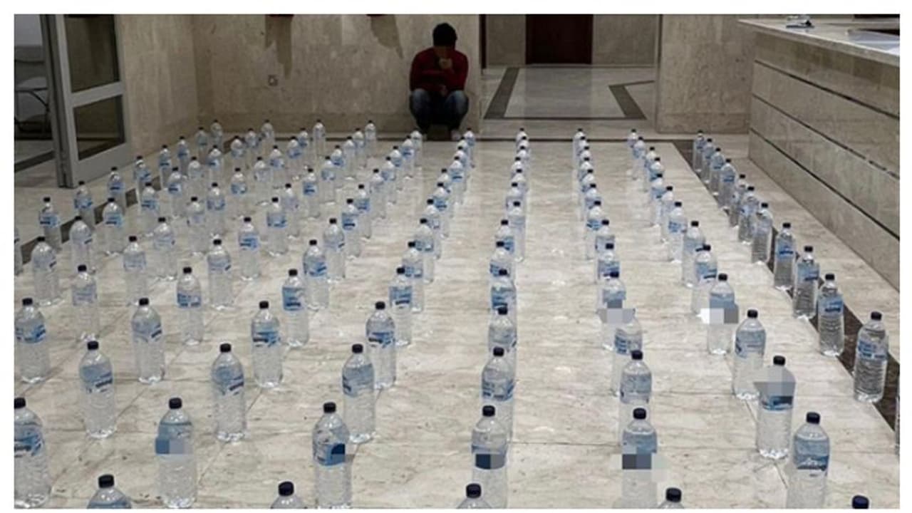 കുവൈത്തില് വന് മദ്യവേട്ട; 154 കുപ്പി മദ്യവുമായി പ്രവാസി അറസ്റ്റില് കുവൈത്തില് വന് മദ്യവേട്ട; 154 കുപ്പി മദ്യവുമായി പ്രവാസി അറസ്റ്റില്