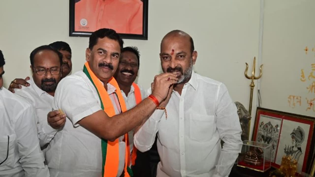 రేపటి నుంచి ప్రారంభం కానున్న బండి సంజయ్ పాదయాత్ర.. హైకోర్టు షరతులతో రీషెడ్యూల్.. రేపటి నుంచి ప్రారంభం కానున్న బండి సంజయ్ పాదయాత్ర.. హైకోర్టు షరతులతో రీషెడ్యూల్..