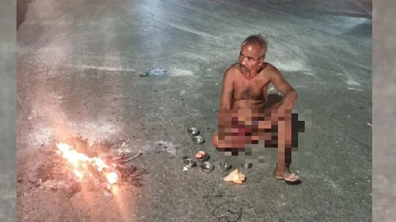 मुंबई में बीच सड़क कपड़े उतारकर बैठा था शख्स, आग जलाई...7 कटोरियां रखी और शॉकिंग काम, डर से भागे लोग मुंबई में बीच सड़क कपड़े उतारकर बैठा था शख्स, आग जलाई...7 कटोरियां रखी और शॉकिंग काम, डर से भागे लोग