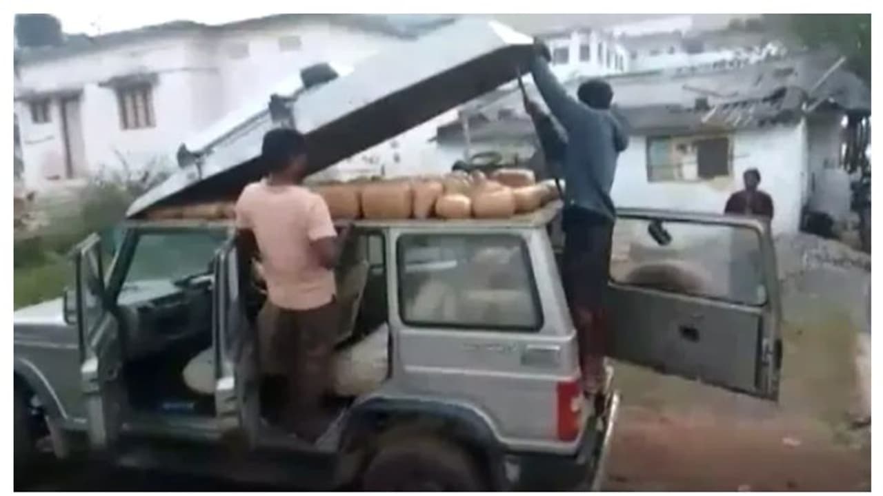 'പുഷ്പ' സ്റ്റൈലിൽ കഞ്ചാവ് കടത്ത്, രണ്ടുപേർ അറസ്റ്റിൽ 'പുഷ്പ' സ്റ്റൈലിൽ കഞ്ചാവ് കടത്ത്, രണ്ടുപേർ അറസ്റ്റിൽ