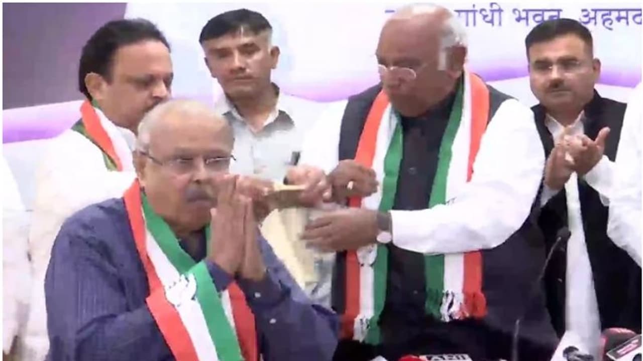 ഗുജറാത്ത് വോട്ടെടുപ്പിന് 3 ദിനം മാത്രം; ബിജെപിക്ക് തിരിച്ചടി, മുൻ മന്ത്രി കോൺഗ്രസിൽ, സ്വീകരിക്കാൻ ഖാർഗെ എത്തി ഗുജറാത്ത് വോട്ടെടുപ്പിന് 3 ദിനം മാത്രം; ബിജെപിക്ക് തിരിച്ചടി, മുൻ മന്ത്രി കോൺഗ്രസിൽ, സ്വീകരിക്കാൻ ഖാർഗെ എത്തി