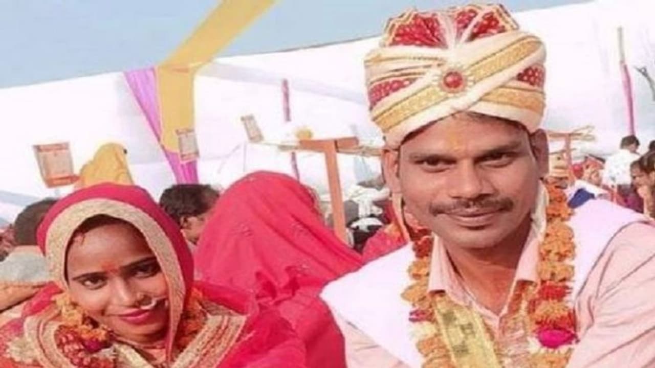 कानपुर: 11 महीने शादी के बाद फंदे से लटकता मिला दंपति का शव, 3 महीने गर्भवती महिला की मौत से घरवाले है दंग कानपुर: 11 महीने शादी के बाद फंदे से लटकता मिला दंपति का शव, 3 महीने गर्भवती महिला की मौत से घरवाले है दंग