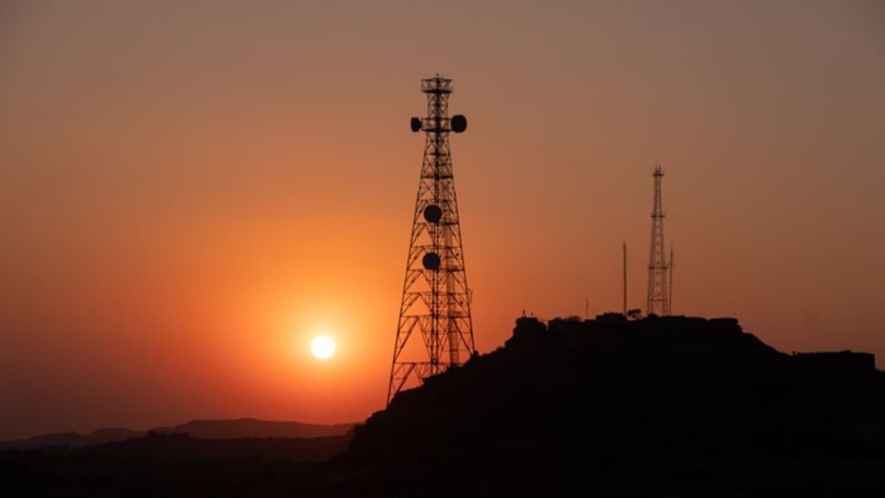 കുടുംബ പ്രശ്നം; വീട്ടുകാരെ ഭയപ്പെടുത്താൻ മൊബൈല് ടവറില് കയറിയ യുവാവിനെ സാഹസികമായി ഇറക്കി കുടുംബ പ്രശ്നം; വീട്ടുകാരെ ഭയപ്പെടുത്താൻ മൊബൈല് ടവറില് കയറിയ യുവാവിനെ സാഹസികമായി ഇറക്കി