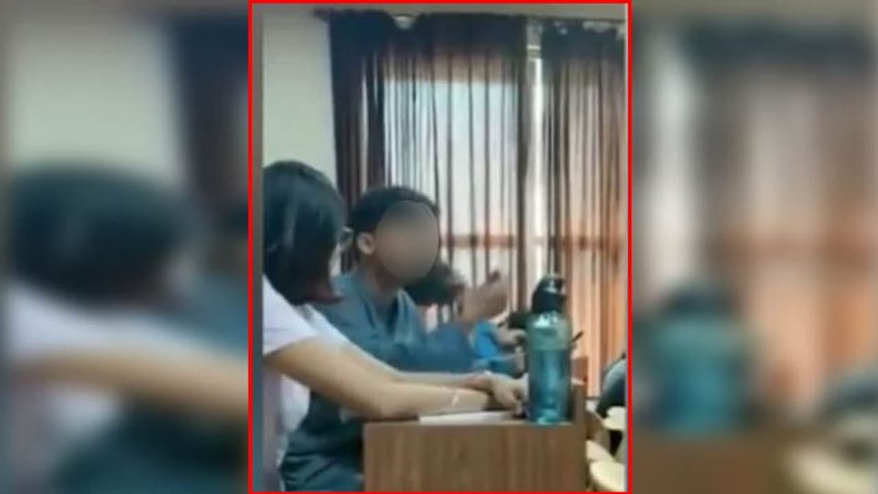 मुस्लिम छात्र की कसाब से तुलना करने पर टीचर सस्पेंड, सोशल मीडिया पर आ रहे इस तरह के रिएक्शन मुस्लिम छात्र की कसाब से तुलना करने पर टीचर सस्पेंड, सोशल मीडिया पर आ रहे इस तरह के रिएक्शन