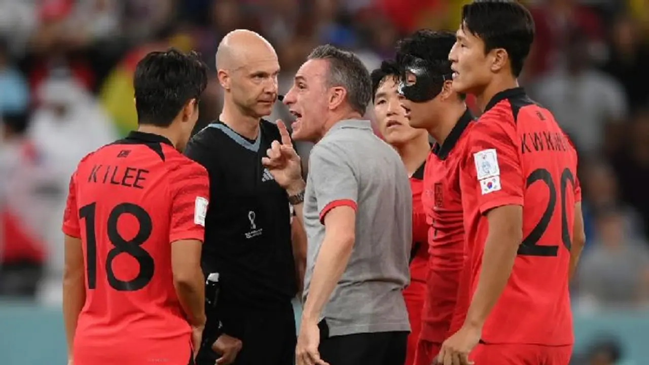 'Worst referee ever': Fans blast Anthony Taylor for shocker in South Korea's World Cup 2022 loss to Ghana