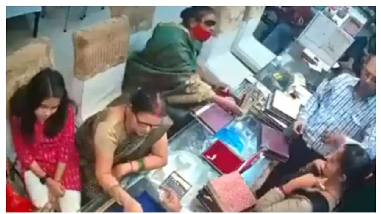 20 സെക്കന്റിൽ 10 ലക്ഷം രൂപയുടെ നെക്ലസ് കൈയിൽ!, ജ്വല്ലറിയിൽ മോഷണവുമായി മധ്യവയസ്ക വീഡിയോ 20 സെക്കന്റിൽ 10 ലക്ഷം രൂപയുടെ നെക്ലസ് കൈയിൽ!, ജ്വല്ലറിയിൽ മോഷണവുമായി മധ്യവയസ്ക വീഡിയോ