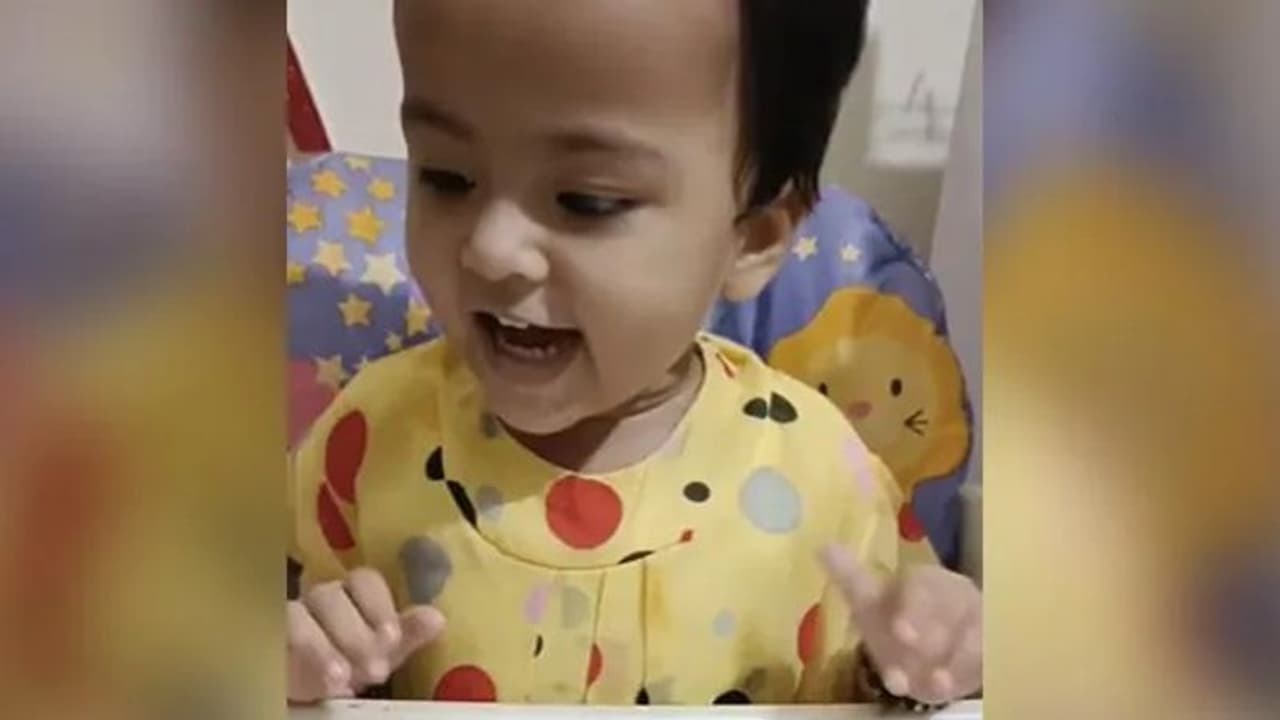 'സ്മാര്ട്ട്... മറ്റൊന്നും പറയാനില്ല'; ശ്രദ്ധേയമായി കുഞ്ഞിന്റെ വീഡിയോ 'സ്മാര്ട്ട്... മറ്റൊന്നും പറയാനില്ല'; ശ്രദ്ധേയമായി കുഞ്ഞിന്റെ വീഡിയോ