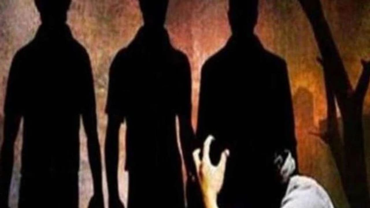 प्रिंसिपल ही बना दरिंदाः 8वीं की छात्रा के साथ पहले छात्रों ने फिर हेड मास्टर ने किया रेप प्रिंसिपल ही बना दरिंदाः 8वीं की छात्रा के साथ पहले छात्रों ने फिर हेड मास्टर ने किया रेप