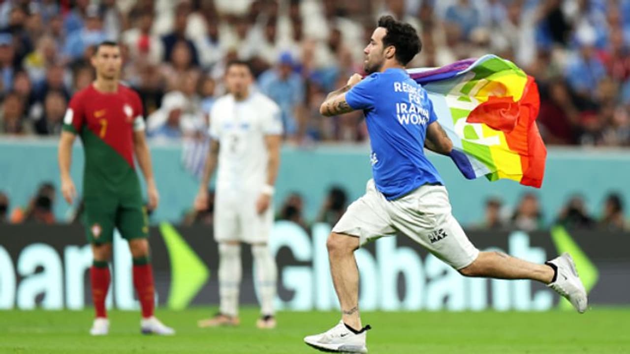 പോര്‍ച്ചുഗല്‍ ഉറുഗ്വേ മത്സരത്തിനിടയില്‍ ഗ്രൌണ്ടില്‍ മഴവില്‍ പതാകയുമായി യുവാവിന്‍റെ പ്രതിഷേധം