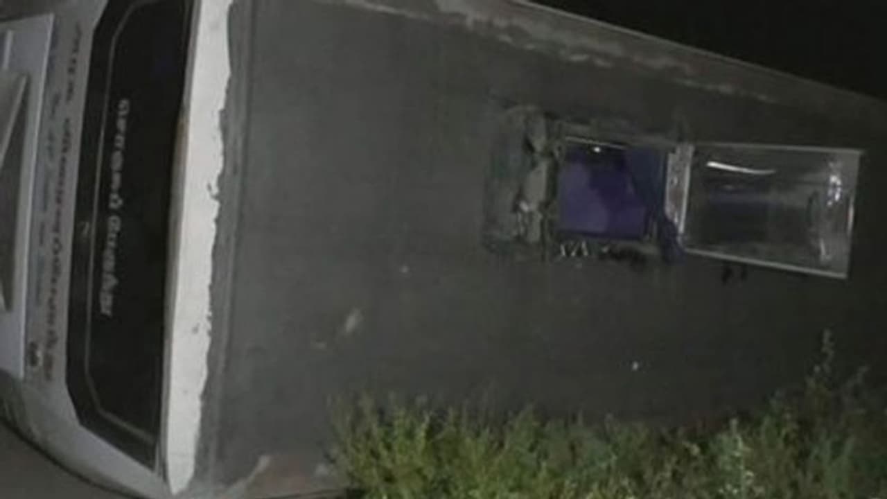 சினிமா பாணியில் தடுப்புச்சுவரில் மோதி கவிழ்ந்த அரசு விரைவுப் பேருந்து! தூக்கத்தில் இருந்த பயணிகள் அலறி கூச்சல்