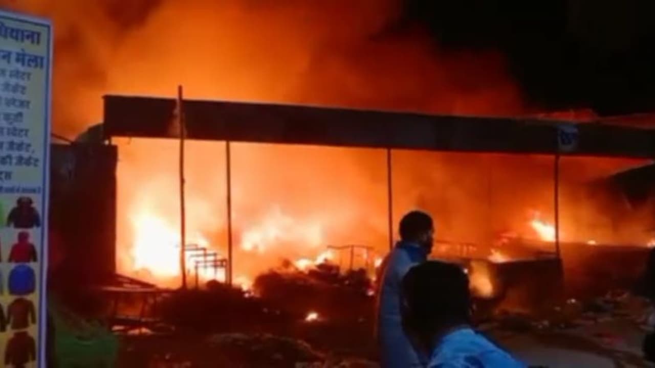 राजस्थान के बड़े वुलन मार्केट में हुआ दिल दहलाने वाला हादसा, जिंदा जल गया व्यापारी, कई झुलसे, करोड़ो का माल जला राजस्थान के बड़े वुलन मार्केट में हुआ दिल दहलाने वाला हादसा, जिंदा जल गया व्यापारी, कई झुलसे, करोड़ो का माल जला