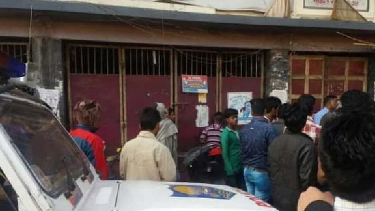 बीवी से इतनी नफरत क्यों? पति ने मुंह में डायनामाइट बम रखकर खुद को उड़ाया, गर्दन खोपड़ी के हो गए कई टुकड़े बीवी से इतनी नफरत क्यों? पति ने मुंह में डायनामाइट बम रखकर खुद को उड़ाया, गर्दन खोपड़ी के हो गए कई टुकड़े