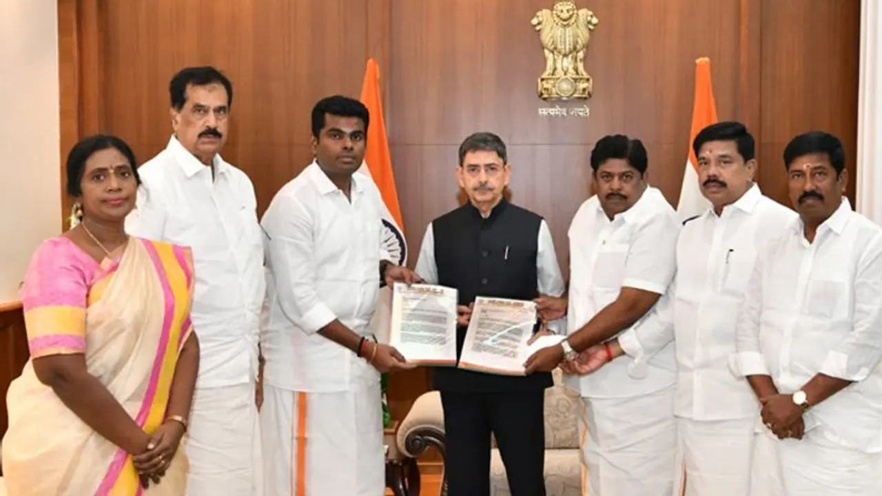 நாட்டின் பிரதமருக்கே பாதுகாப்பு இல்லைனா? சாமானிய மக்களின் நிலை? கவர்னரிடம் புகார் கூறிய அண்ணாமலை..! நாட்டின் பிரதமருக்கே பாதுகாப்பு இல்லைனா? சாமானிய மக்களின் நிலை? கவர்னரிடம் புகார் கூறிய அண்ணாமலை..!