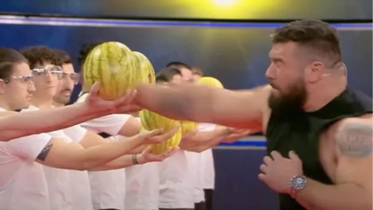 ഒരു മിനിറ്റിനുള്ളില് ഏറ്റവും കൂടുതല് തണ്ണിമത്തന് പൊളിച്ചതിന് യുവാവിന് ലോക റെക്കോര്ഡ് ഒരു മിനിറ്റിനുള്ളില് ഏറ്റവും കൂടുതല് തണ്ണിമത്തന് പൊളിച്ചതിന് യുവാവിന് ലോക റെക്കോര്ഡ്