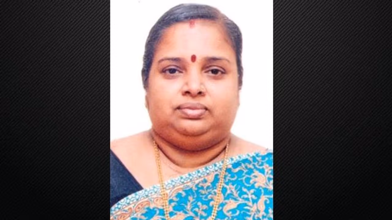 ബസിൽ നിന്നും തെറിച്ചു വീണ വീട്ടമ്മ ടയറിനടിയിൽപ്പെട്ട് മരിച്ചു ബസിൽ നിന്നും തെറിച്ചു വീണ വീട്ടമ്മ ടയറിനടിയിൽപ്പെട്ട് മരിച്ചു