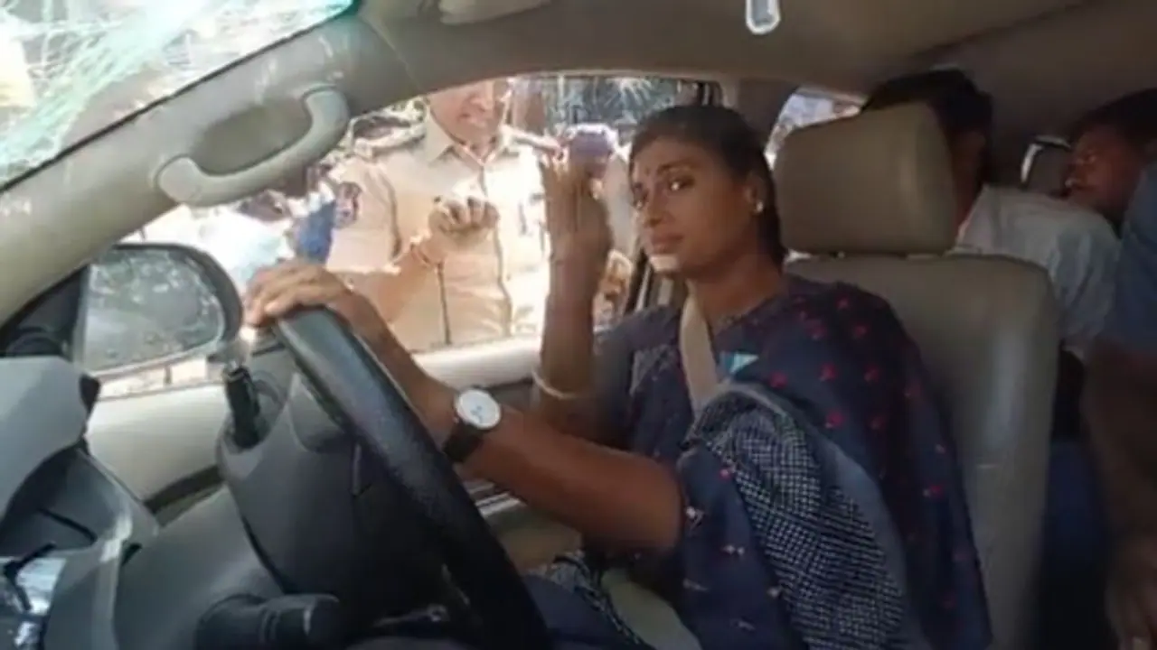 Sharmila Reddyஆந்திர முதல்வர் தங்கை ஷர்மிலா ரெட்டி அமர்ந்திருந்த காரை கிரேனில் இழுத்துச்சென்ற ஹைதராபாத் போலீஸ் Sharmila Reddyஆந்திர முதல்வர் தங்கை ஷர்மிலா ரெட்டி அமர்ந்திருந்த காரை கிரேனில் இழுத்துச்சென்ற ஹைதராபாத் போலீஸ்