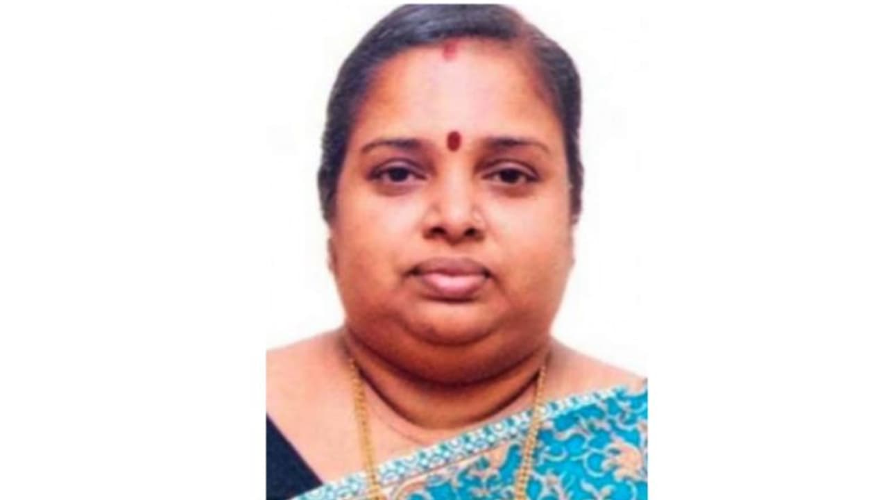 സ്വകാര്യബസില് നിന്ന് തെറിച്ചു വീണ യാത്രക്കാരി ബസിനടിയില്പ്പെട്ട് മരിച്ചു സ്വകാര്യബസില് നിന്ന് തെറിച്ചു വീണ യാത്രക്കാരി ബസിനടിയില്പ്പെട്ട് മരിച്ചു